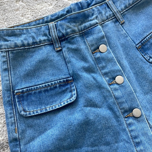 Size small jean scort . - Picture 3 of 3